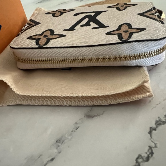 Louis Vuitton Wild At Heart Cream Black Logo Monogram Zippy Wallet - Picture 7 of 12